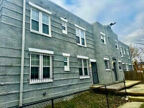 Building Photo - SE Duplex