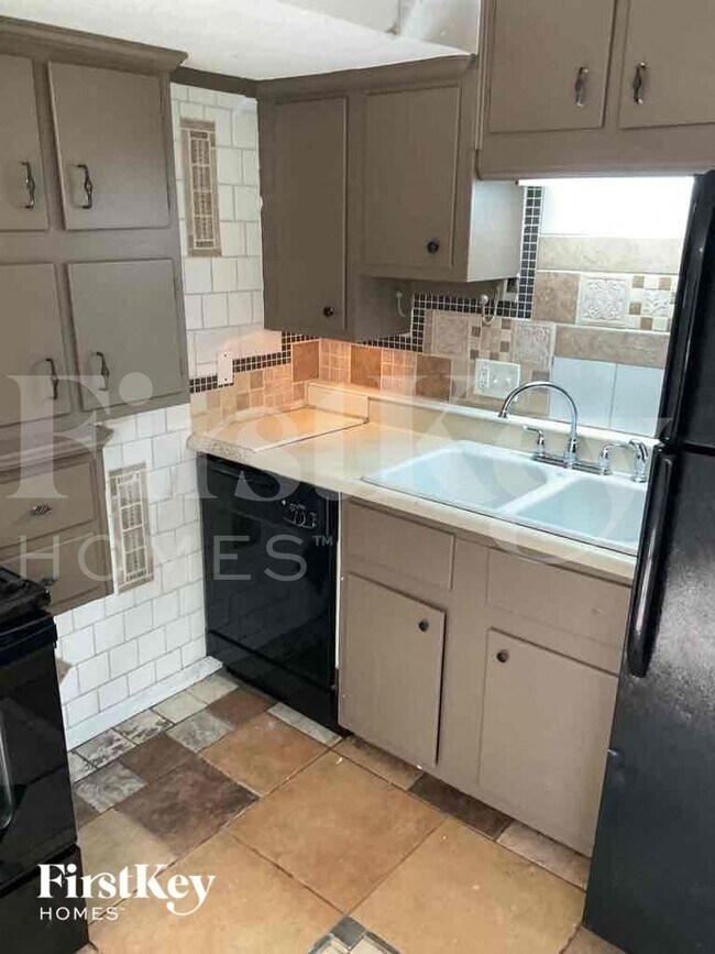 Building Photo - 3526 N Faculty Dr