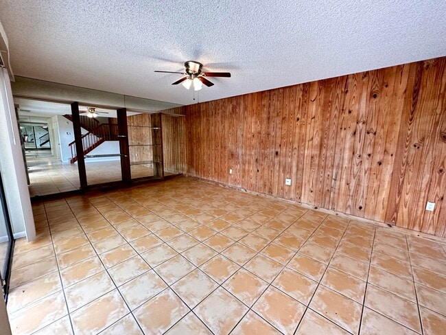 Building Photo - 805 8th Way