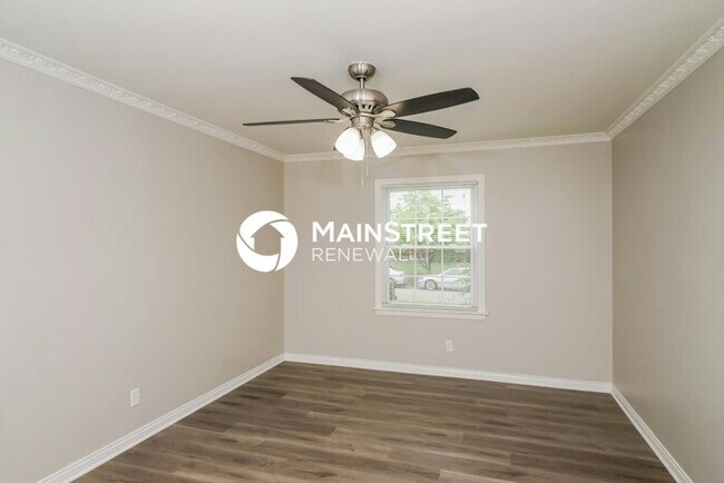 Building Photo - 3 Bedroom Pet-Friendly Home in Louisville, KY with Main Street Renewal