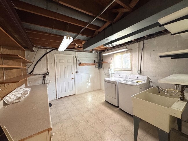 Building Photo - 1042 W Central Rd