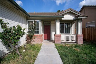 Building Photo - 3 Bedroom 2 bath!