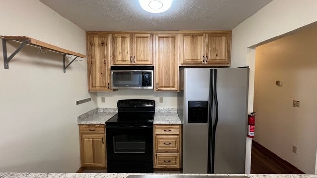 Building Photo - Spacious 2 Bedroom Condo in Eastridge! Carport Parking, Mountain View Balcony!
