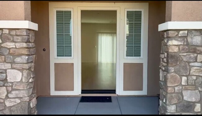 Building Photo - Charming House featuring 5 beds/3 baths Av...