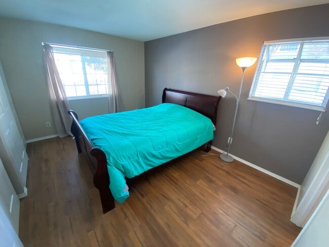 Building Photo - Spacious Aurora Condo
