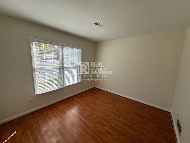 Building Photo - MOVE IN SPECIAL! One Level End Unit Townho...