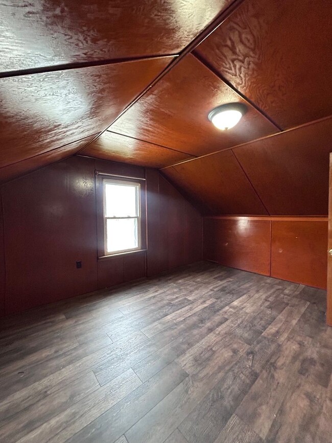 Building Photo - Spacious Single-Family Home w/Sunroom partially finished basment| Pet Friendly | Shaler