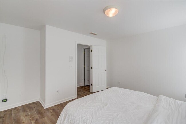 Building Photo - 2870 Roanoke Rd