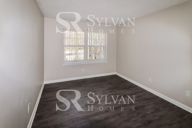 Building Photo - Easy living in this 4 BR, 2.5 BA home