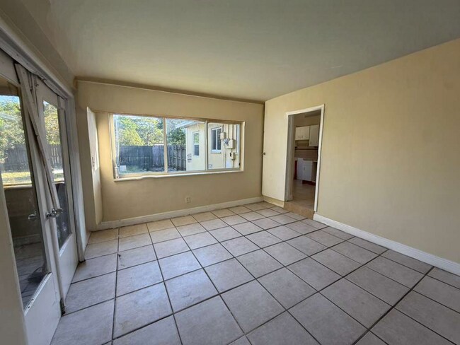 Building Photo - Large 4-1 house