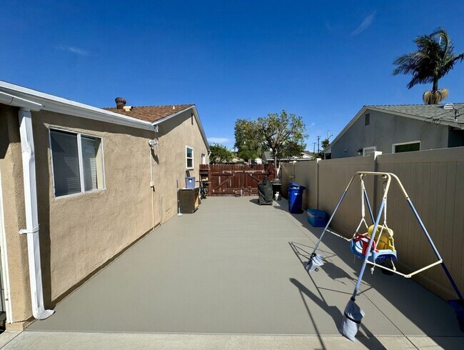 Building Photo - MOVE IN READY Updated La Mirada Home