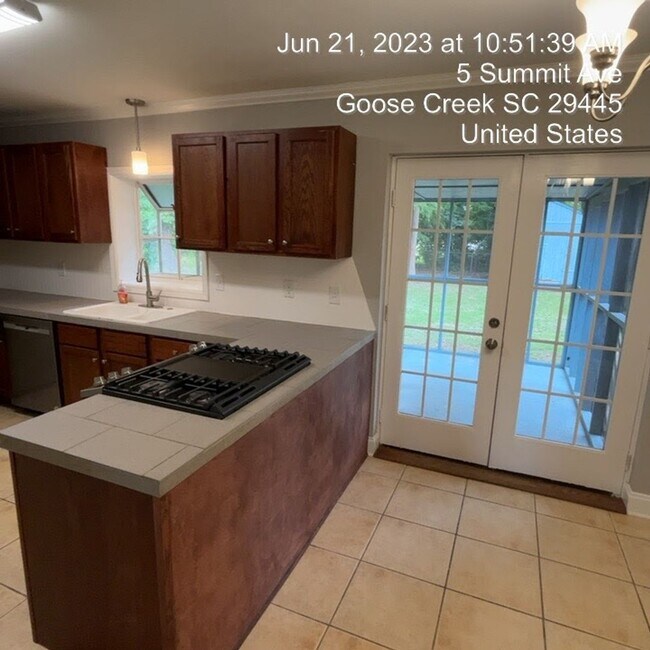Building Photo - Relaxed Living with Spacious Yard in Goose...
