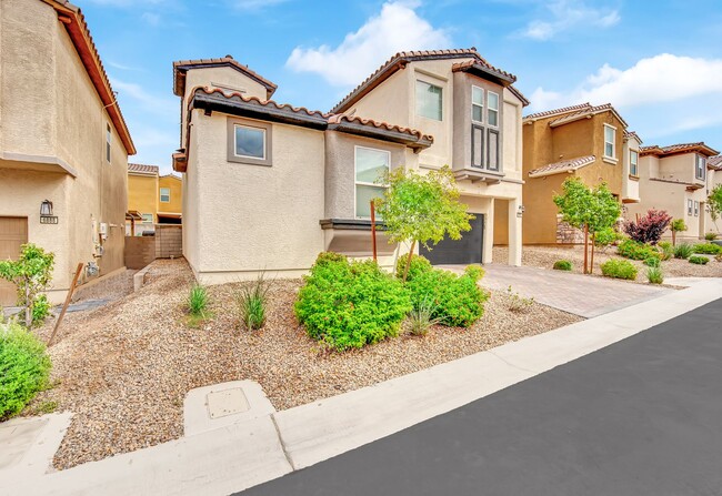 Building Photo - ADORABLE 4 BEDROOM HOME NEAR HOLLYWOOD & E SAHARA!