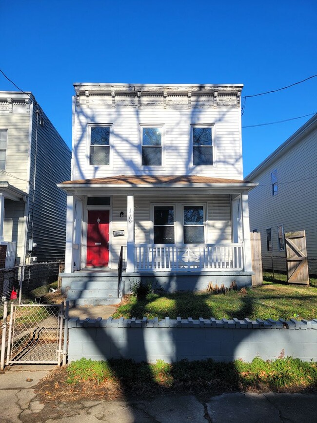 Primary Photo - Remodeled rowhouse in Manchester
