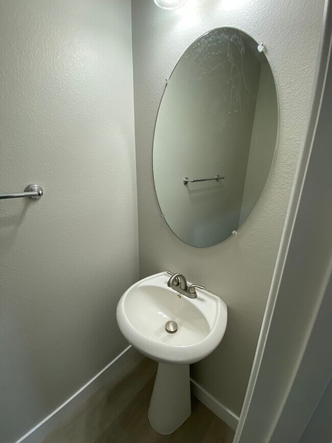 Building Photo - Two Story 3 bed/2.5 bath home in Silverado Ranch area