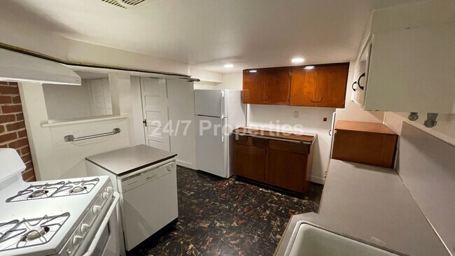 Building Photo - Spacious 1 BD | 1 BA on a Beautiful Proper...
