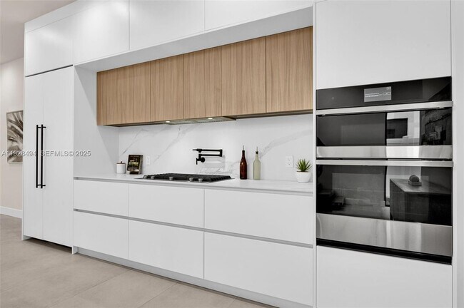 Building Photo - 920 NE 17th Ave