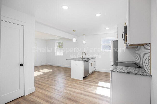 Building Photo - 1012 Debow St