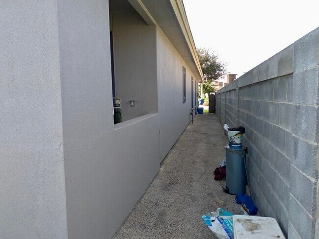 Building Photo - 3135 Conde Dr