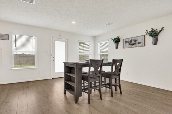 Building Photo - 5510 Blackbird Ln