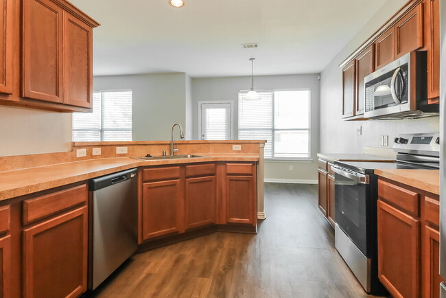 Building Photo - 609 Cove Ct