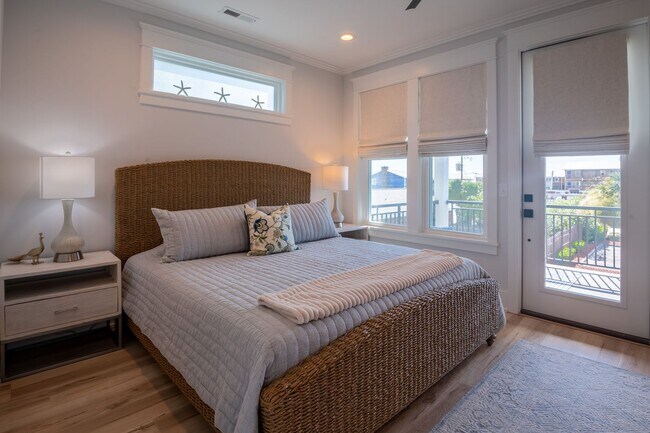 Building Photo - OFF-SEASON FURNISHED BEACH HOUSE AVAILABLE THRU BEGINNING OF APRIL