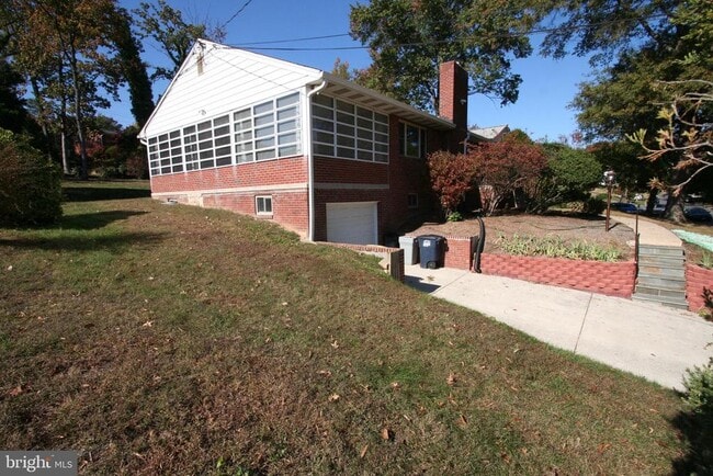 Building Photo - 10104 Towhee Ave