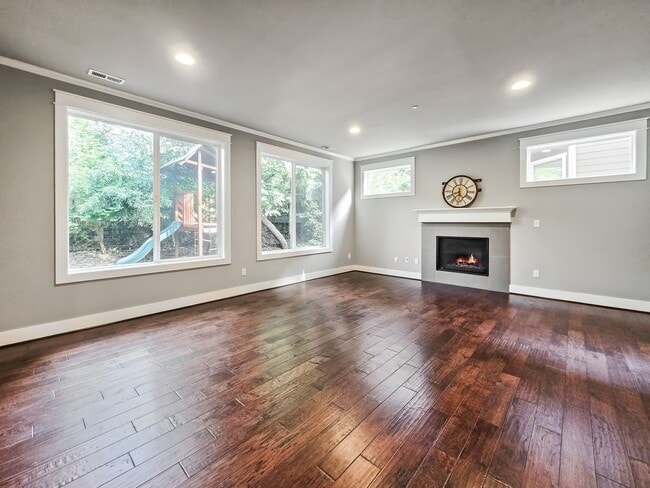 Building Photo - Modern 5-Bedroom Kirkland Home with Solar ...