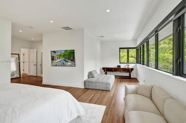 Building Photo - 5735 N Bay Rd