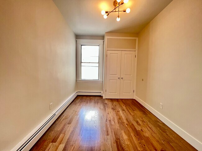 Building Photo - 114 W 7th St