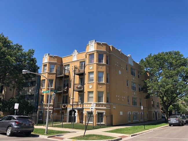 Primary Photo - 2707 W Glenlake Ave