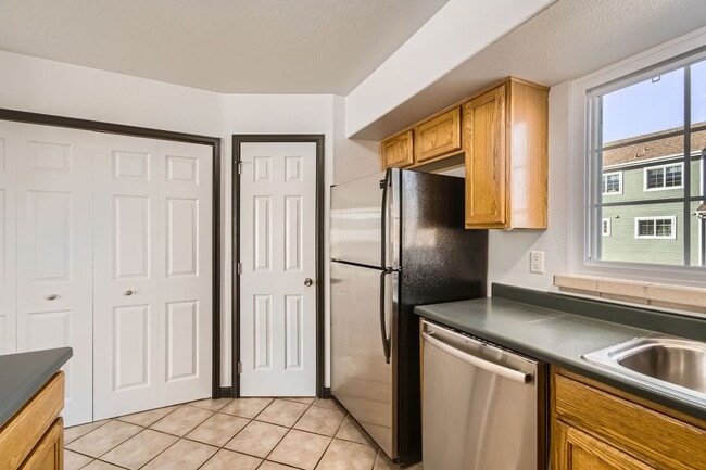 Building Photo - Modern 2-Bed Townhouse with Private En-Suites, Parking for 3 Cars  & Community Amenities