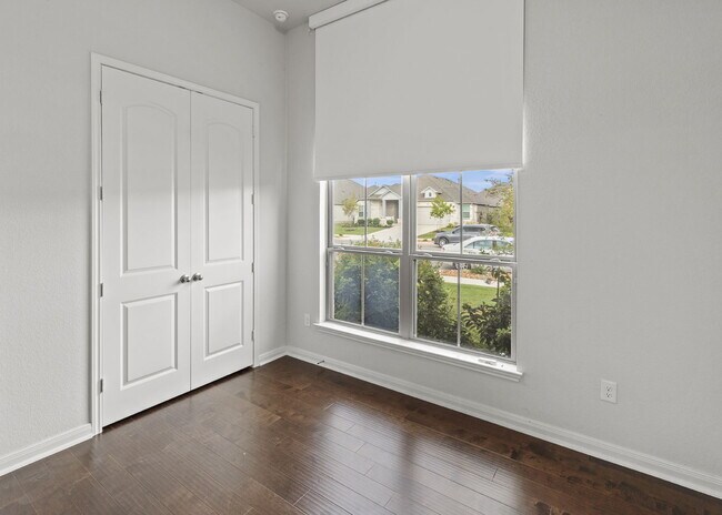 Building Photo - Modern updates and amenities but feels lik...