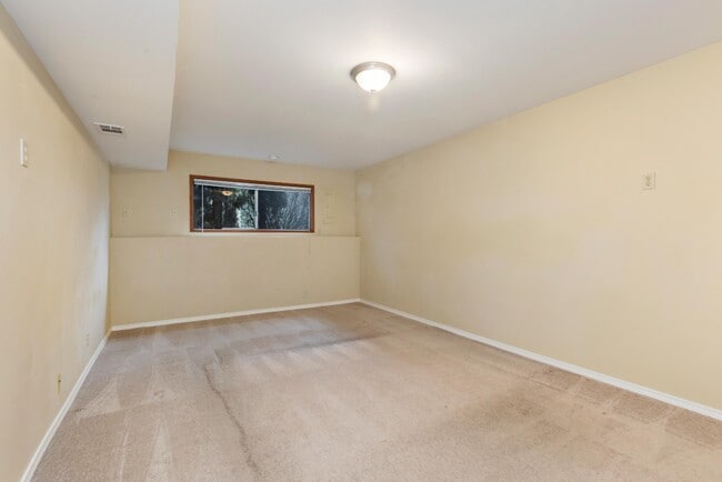 Building Photo - Spacious 5-Bed Home on XL Private Lot!