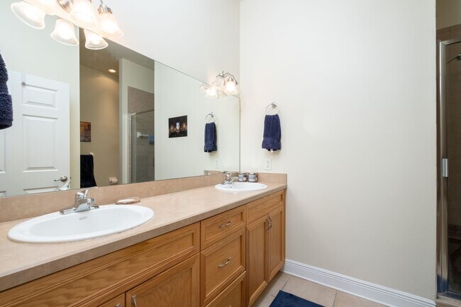 Building Photo - Exclusive Townhome with garage - Regents Park