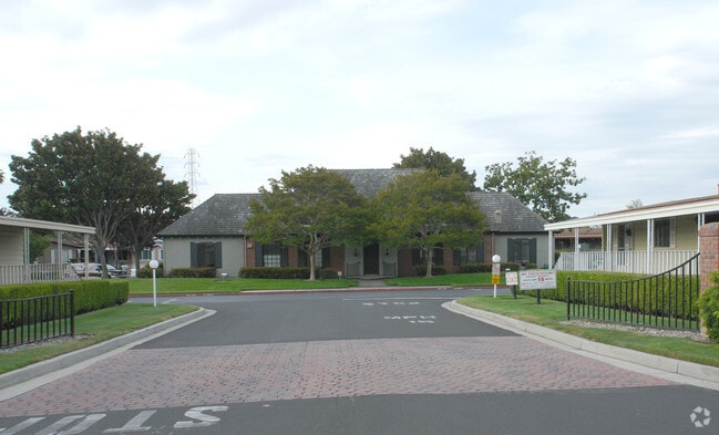 Building Photo - Fox Hollow