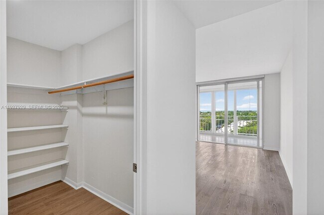 Building Photo - 600 Grapetree Dr