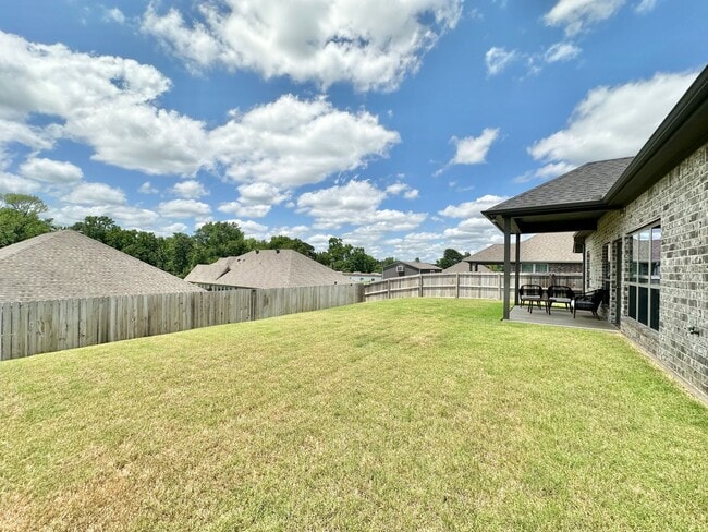 Building Photo - Available Now! Beautiful Home in Lindsey C...