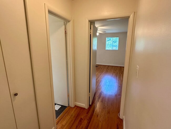 Building Photo - Light filled one-bedroom condo located in ...