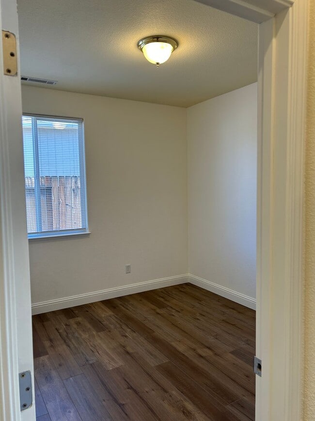 Building Photo - **READY FOR MOVE IN** Single Story Home in...