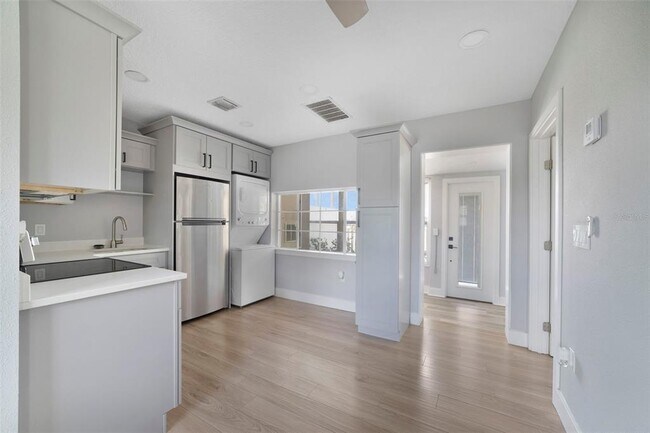 Building Photo - 4521 Edgewater Dr