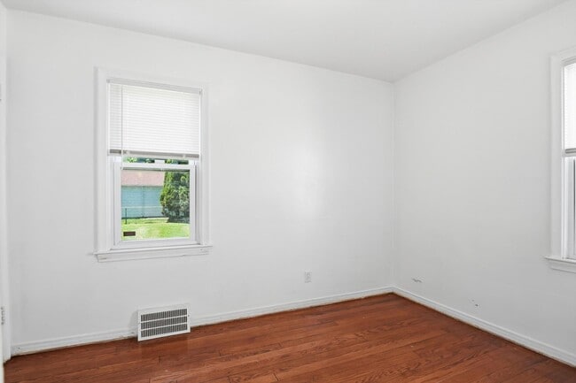 Building Photo - 3432 Woodside St
