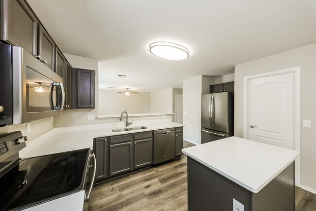 Building Photo - 3252 W Huntington Dr