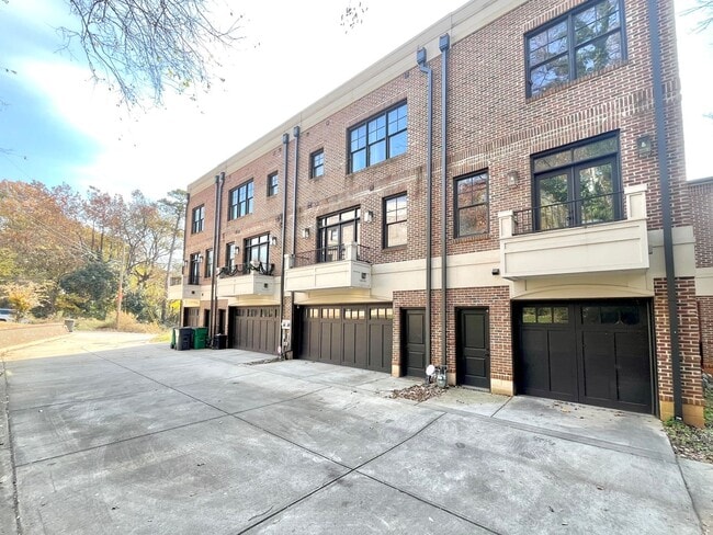 Building Photo - 614 West Blvd