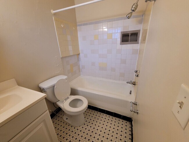 Interior Photo - 1026 E Lyon St