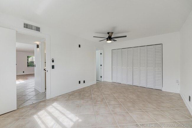 Building Photo - 560 Capri Ln
