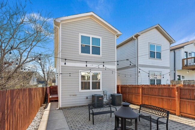 Building Photo - Available Now! 4 Bed, 3.5 Bath, Convenient Charlotte Park location!