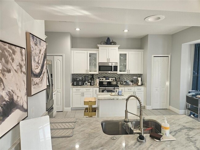 Building Photo - 712 Henley Cir