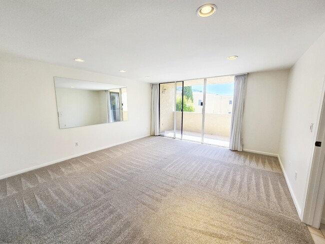 Building Photo - 2420 Torrey Pines Rd