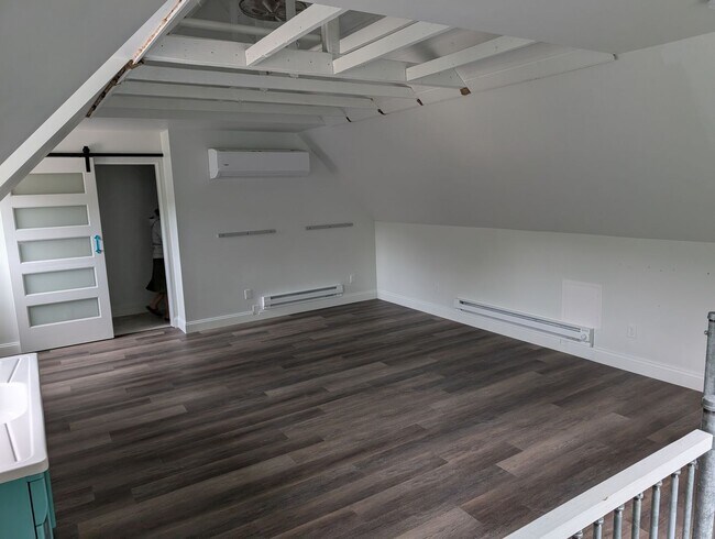 Building Photo - 809 1st St W